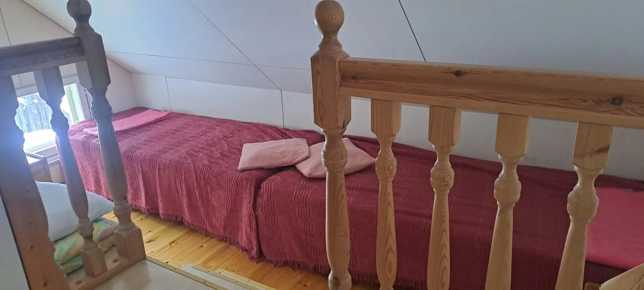 Yläkerran iso makuuhuone, Poukama