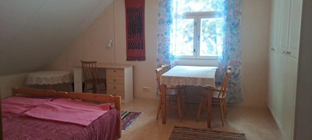 Yläkerran iso makuuhuone, Poukama 2