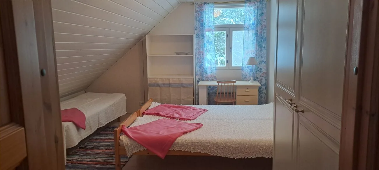 Yläkerran toinen makuuhuone, Niemelä