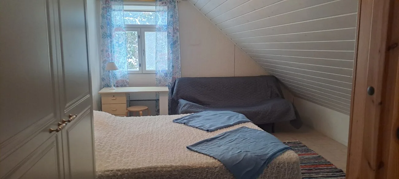 Yläkerran toinen makuuhuone, Valkama